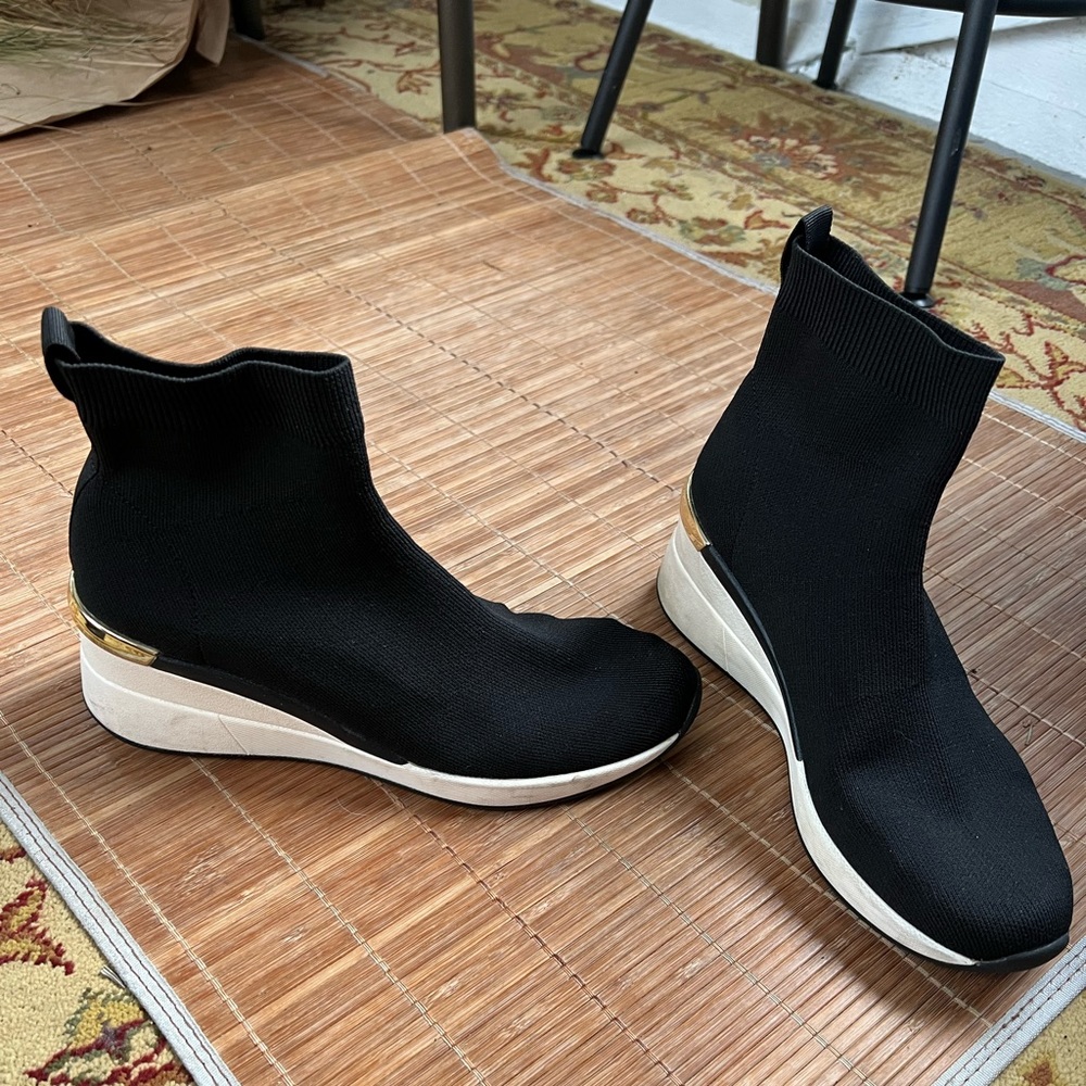 SOLD Sz 8 stretch ankle runners